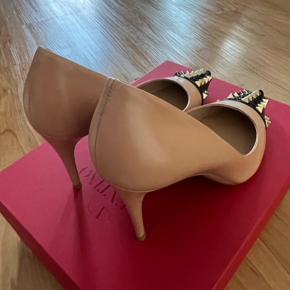 Valentino Rockstud Alcove 38, like new, expensive protection on the bottom. - Picture 3 of 12